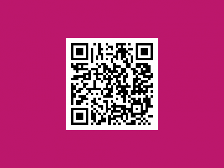 Person singt in einem Aufnahmestudio.